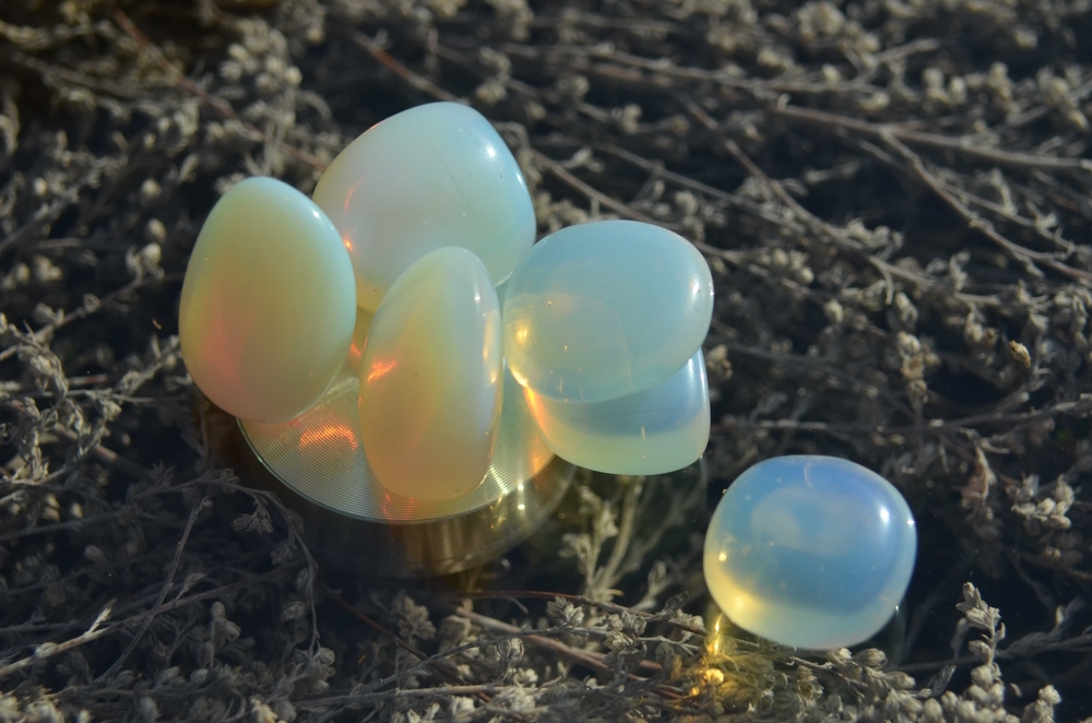 natural-moonstone-close-up-in-natural-light